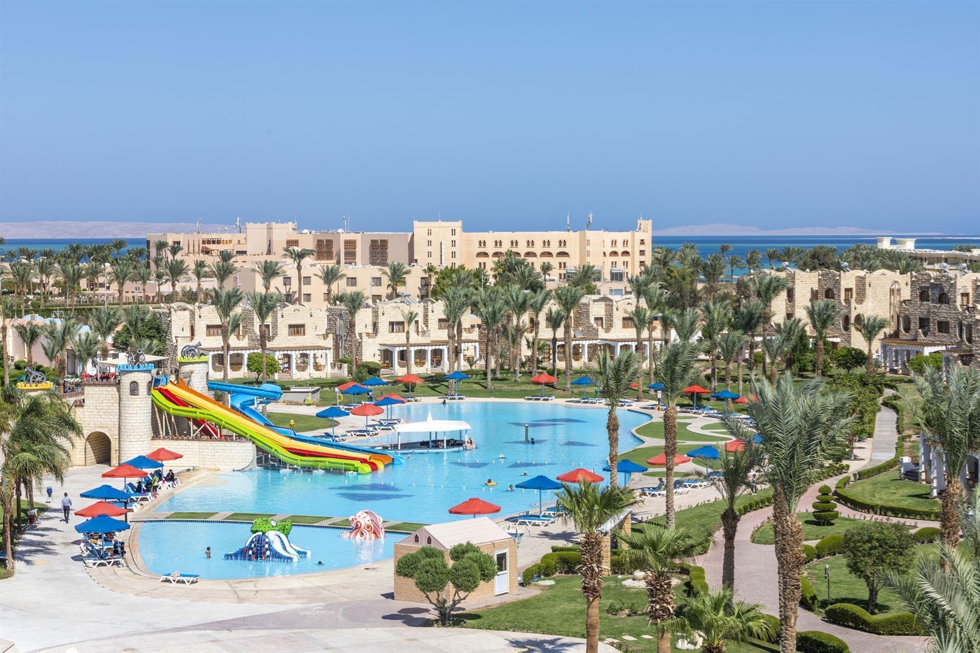 Royal Lagoons Resort & Aqua Park 5*